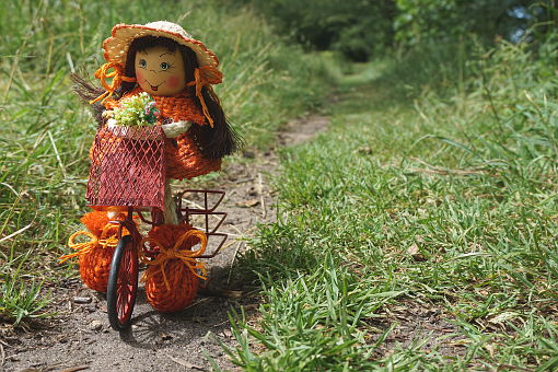 Puppe auf dem Fahrrad