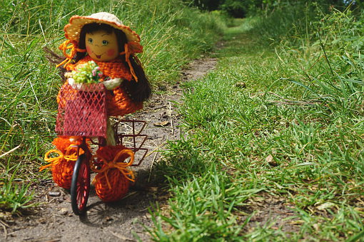 Puppe auf dem Fahrrad